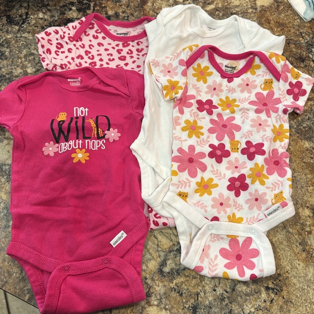 Set of 0-3 onesies bodysuits (4 pieces)